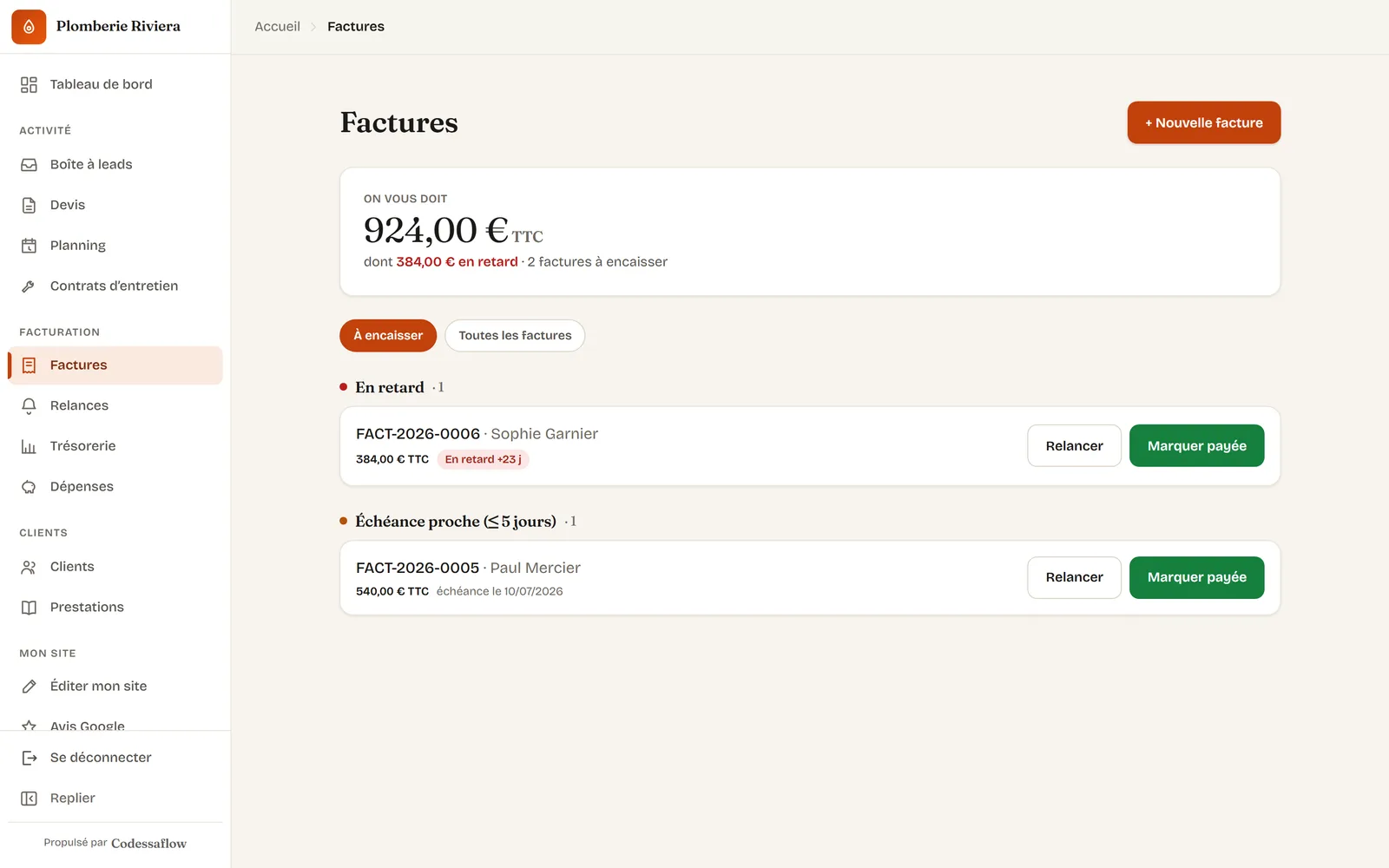 Écran factures du cockpit Codessaflow avec relances automatiques.